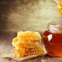 Kodėl skystas medus tirštėja ir ar tai normalu?