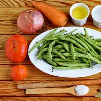Green beans in tomato sauce are a delicious and healthy snack!